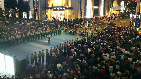 上海南京东路,武警用身体组成“人墙红灯”